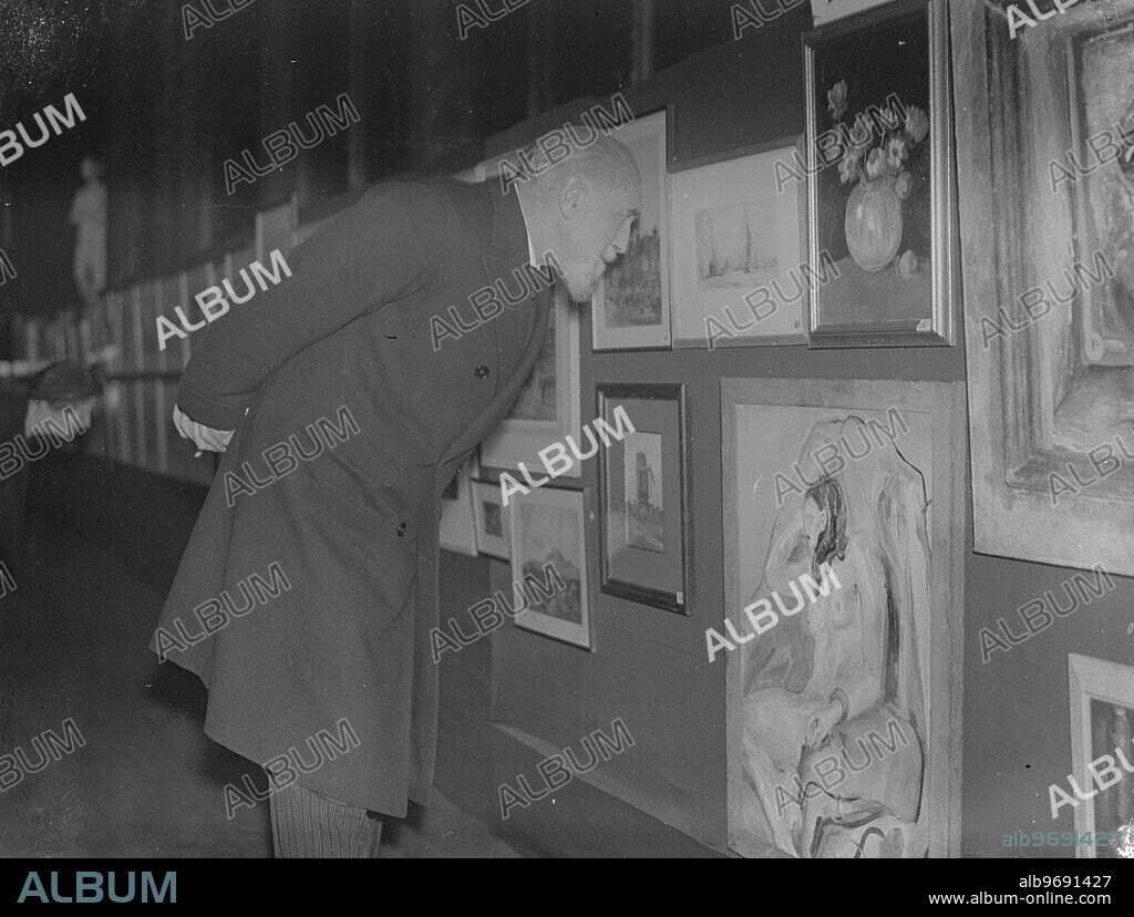 Mr Montagu Norman at Bank of England art exhibition . Mr Montagu Norman , Governor of the Bank of England , inspected the exhibits at the second annual exhibition of works by members of the Bank of England Arts Society which has opened at the Drapers Hall , Thregmorton Street . Photo shows , Mr Montagu Norman examining the exhibits . 25 April 1936.