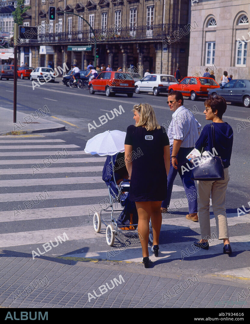 CALLE CON GENTE CRUZANDO POR PASO DE PEATONES - FOTO AÑOS 90.