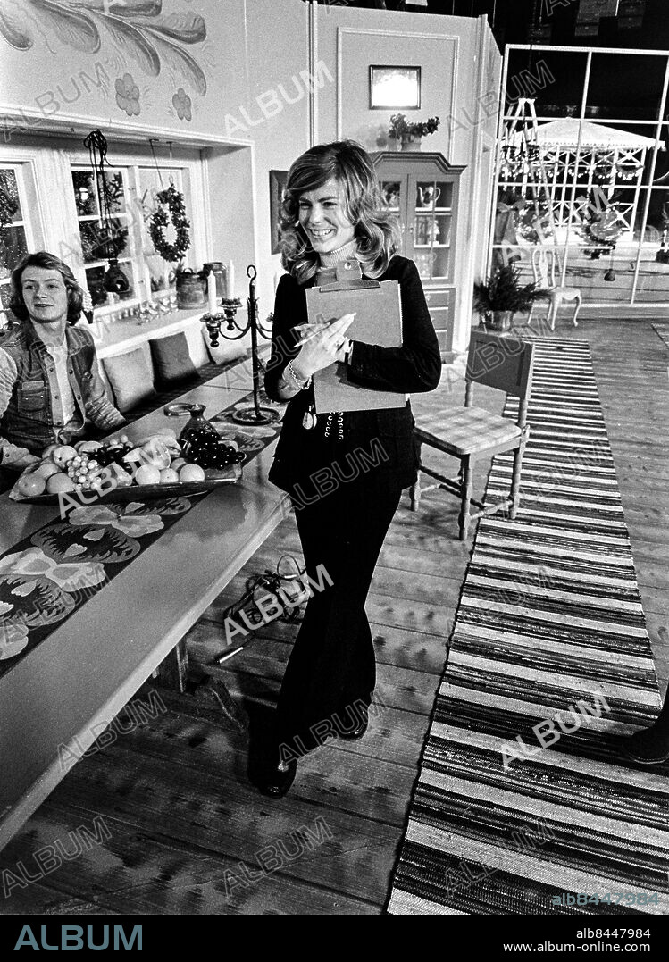 1972-12-22.. Agneta Bolme, scripta, i studion för uppesittarprogrammet Dan före dan sänt 1972-12-23.. Foto: Bo-Aje Mellin / RiR / SVT / Kod: 5600. Reportage publ. i RiR 3/73 sid. 8-9 om Agneta Bolmes yrke som scripta.. RiR 20719 sv/v neg . Leende.