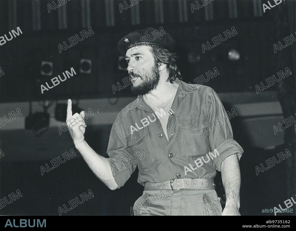 1981. Patxi Andión in his role as ?Che? from the rock opera ?Evita?.