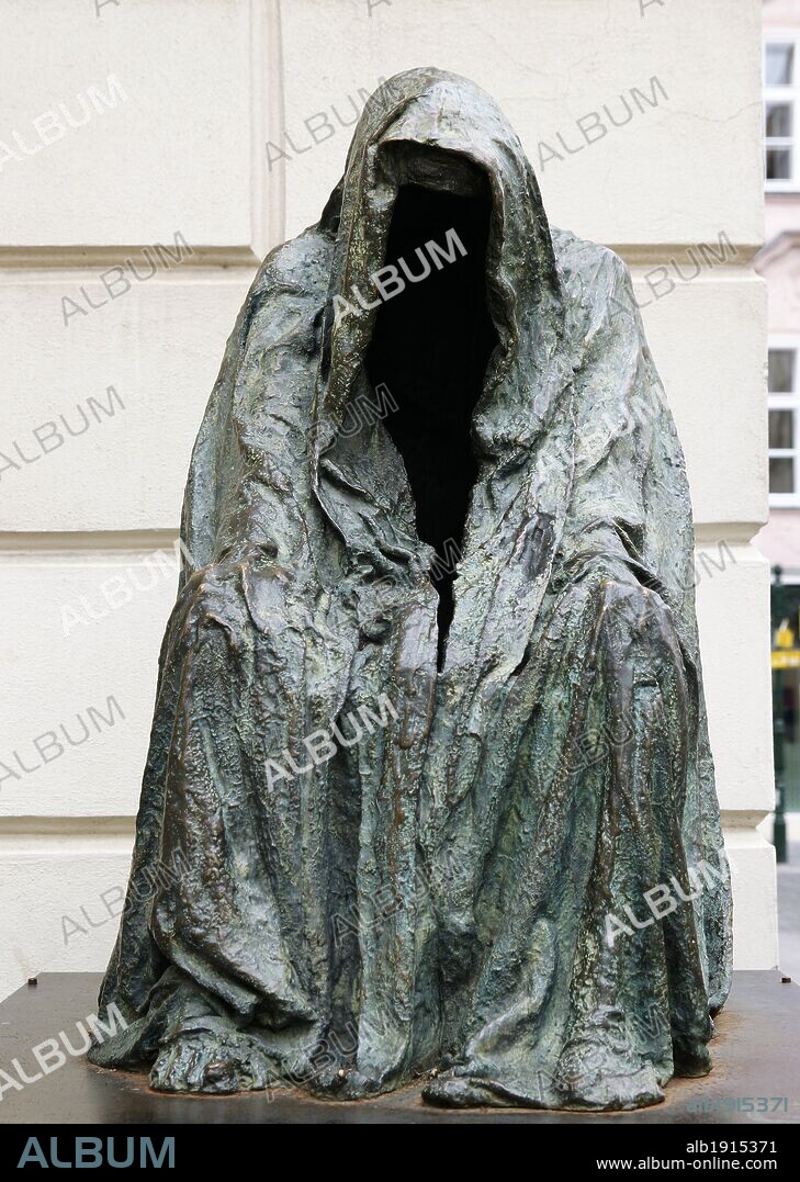 REPUBLICA CHECA. PRAGA (PRAHA). Escultura de "EL COMENDATORE", personaje de la ópera de DON GIOVANNI DE MOZART. Estrenada en éste teatro el 20-10-1787. Estatua realizada por ANNA CHROMY. Teatro Estatal. Centro Europa.