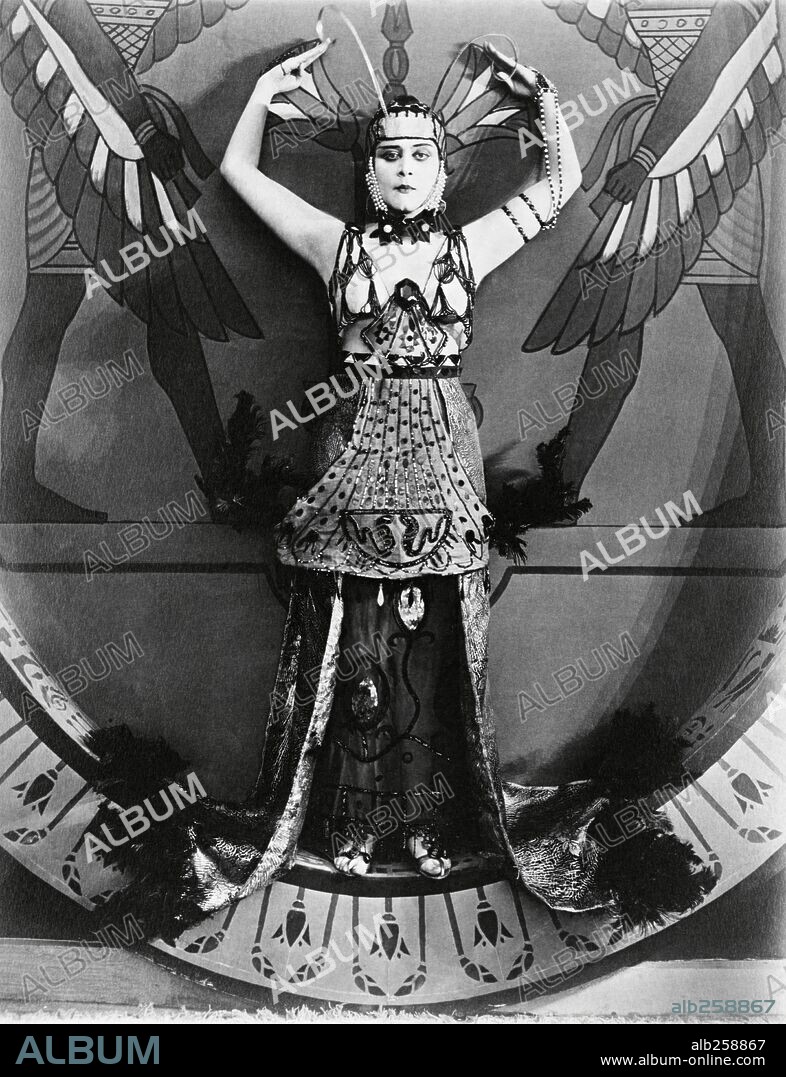 THEDA BARA in CLEOPATRA, 1917, directed by J. GORDON EDWARDS. Copyright FOX FILMS.
