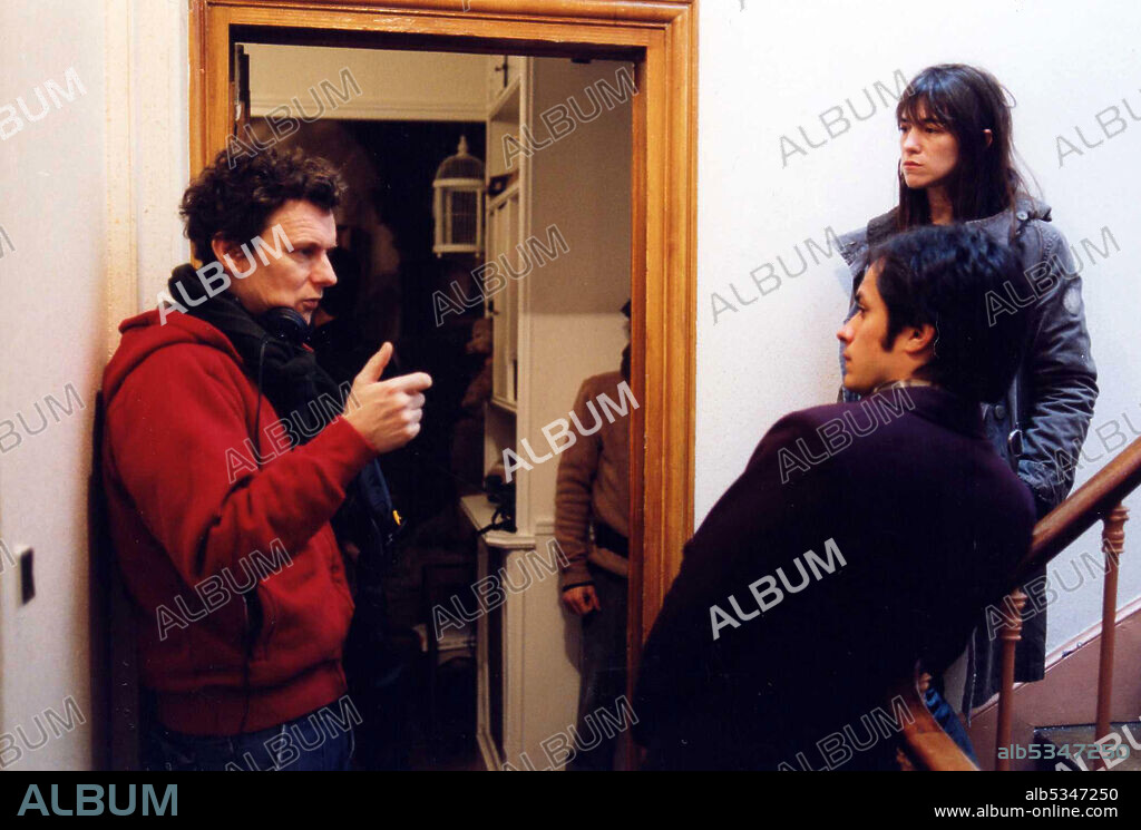 CHARLOTTE GAINSBOURG, GAEL GARCIA BERNAL and MICHEL GONDRY in THE SCIENCE OF SLEEP, 2006 (LA SCIENCE DES RÊVES), directed by MICHEL GONDRY. Copyright PATIZAN/SOCIETE DES ETABLISSEMENTS L. GAUMONT/FRANCE 3 CINEM.