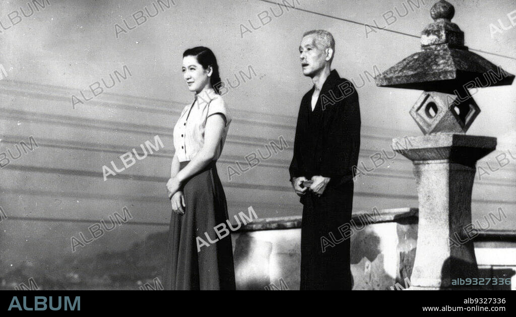 CHISHU RYU y SETSUKO HARA en CUENTOS DE TOKIO, 1953 (TOKYO MONOGATARI), dirigida por YASUJIRO OZU. Copyright SHOCHIKU FILMS.