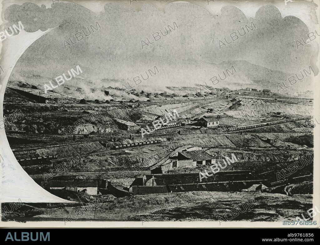 Minas de Riotinto (Huelva). 1900 (CA.). La explotación minera pocos años después de la cesión a la Compañía formada por Matheson. Al fondo, las famosas «teleras» de calcinación al aire libre que dieron lugar a ruidosos sucesos.