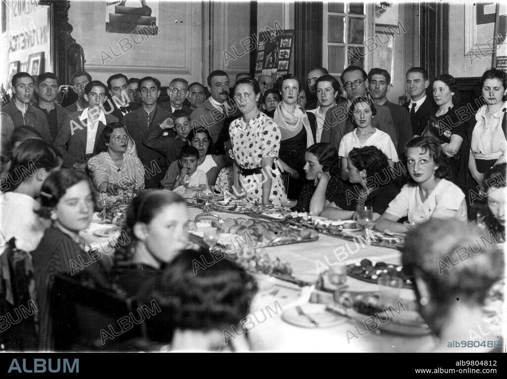Reunión Orgnizada por los Amigos de la unión de Repúblicas Socialistas Soviéticas para que los Periodistas Madrileños Cambiaran Impresiones con la delegación de Obreros Españoles que Fue A Rusia con motivo de las Fiestas del primero de Mayo. Ángel Antem (Arriba), capitán de la brigada Stajanov, y Alba Peraita, representante de las Mujeres Antifascistas, Contaron lo que Vieron durante su viaje A Rusia.