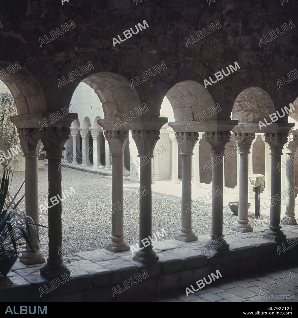 CLAUSTRO DEL MONASTERIO DE SAN PEDRO DE GALLIGANTS SEDE DEL MUSEO ARQUEOLOGICO DE CATALUÑA - SIGLO XII - ROMANICO CATALAN.