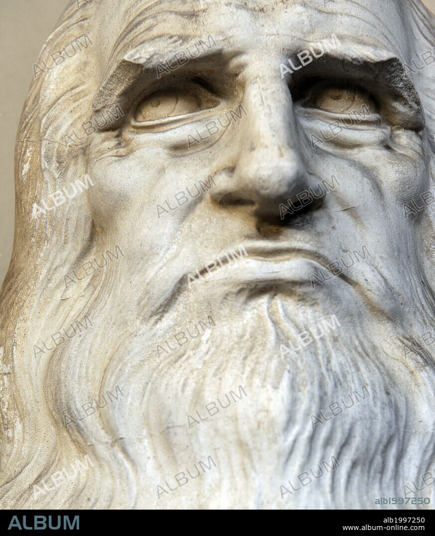 VINCI, Leonardo da (Vinci, 1452-Clos Lucé, 1519). Pintor, arquitecto, escultor, ingeniero y sabio italiano. Busto del humanista italiano en el patio interior del Museo Pinacoteca Ambrosiana. Milán. Italia.