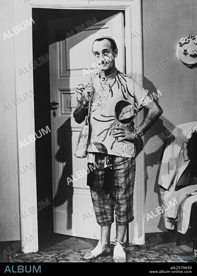 TOTO in THE EMPEROR OF CAPRI, 1949 (L' IMPERATORE DI CAPRI), directed by LUIGI COMENCINI. Copyright LUX FILM.