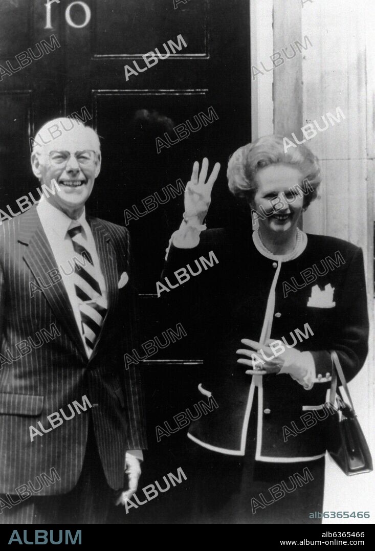 MARGARET THATCHER Y SU MARIDO DENNIS DELANTE DE LA RESIDENCIA DEL GOBIERNO BRITANICO EN DOWNING STREET Nº 10.