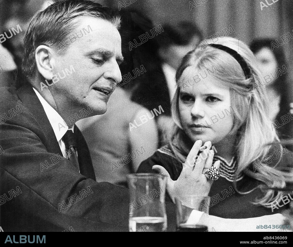 STOCKHOLM 1968-10-22. Ecklesiastikminister Olof Palme, Socialdemokraterna, samtalar med guldbaggevinnaren Lena Nyman vid filmglalan i på Operaterrassen i Stockholm 22:a oktober 1968.. Foto: Göran Blom / EXP / TT / Kod: 192. **AFTONBLADET OUT**.