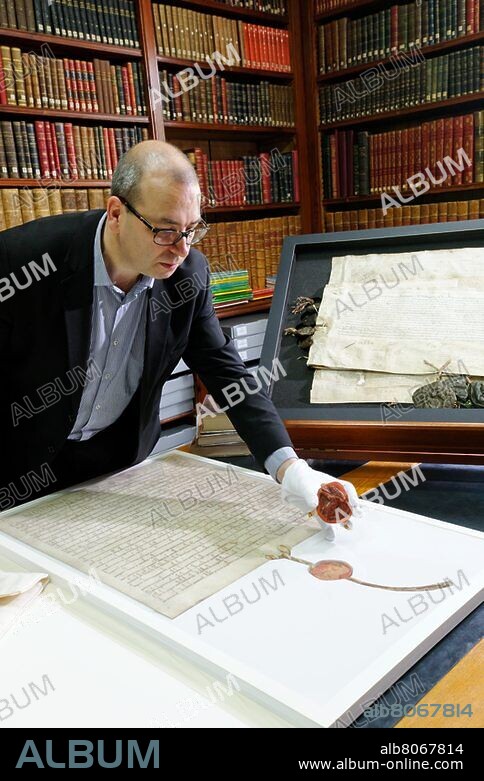 France / Seine-et-Marne /Provins
Archives municipales conservées à la Villa Garnier . Luc DUCHAMP, Conservateur en chef du Patrimoine et Directeur du Service des patrimones de la ville de Provins manipule un sceau équestre de Thibaut V de Champagne (1238 -1270), comte de Champagne et Brie, roi de Navarre entouré de manuscrpts médiévaux (de G à D) : manuscript "85" pièce 86, Marchands de Rouen louant à Provins pour le temps de la foire une maison appartenant à Saint-Ayoul (oct 1258) - manuscript "164" , Charte de Thibaut II de Champagne qui réorganise les foires de Champagne (1164) - Manuscript "404", Liasse de 17 chartes relatives aux foires de Champagne (XIVe - XVIIe siècles).