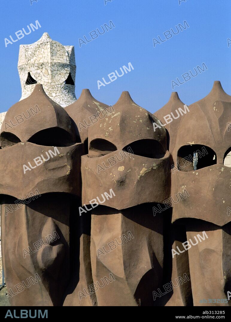 Chimeneas en forma de Guerreros, Azotea de La Pedrera (1906-10), (Casa Milà), Barcelona, España.