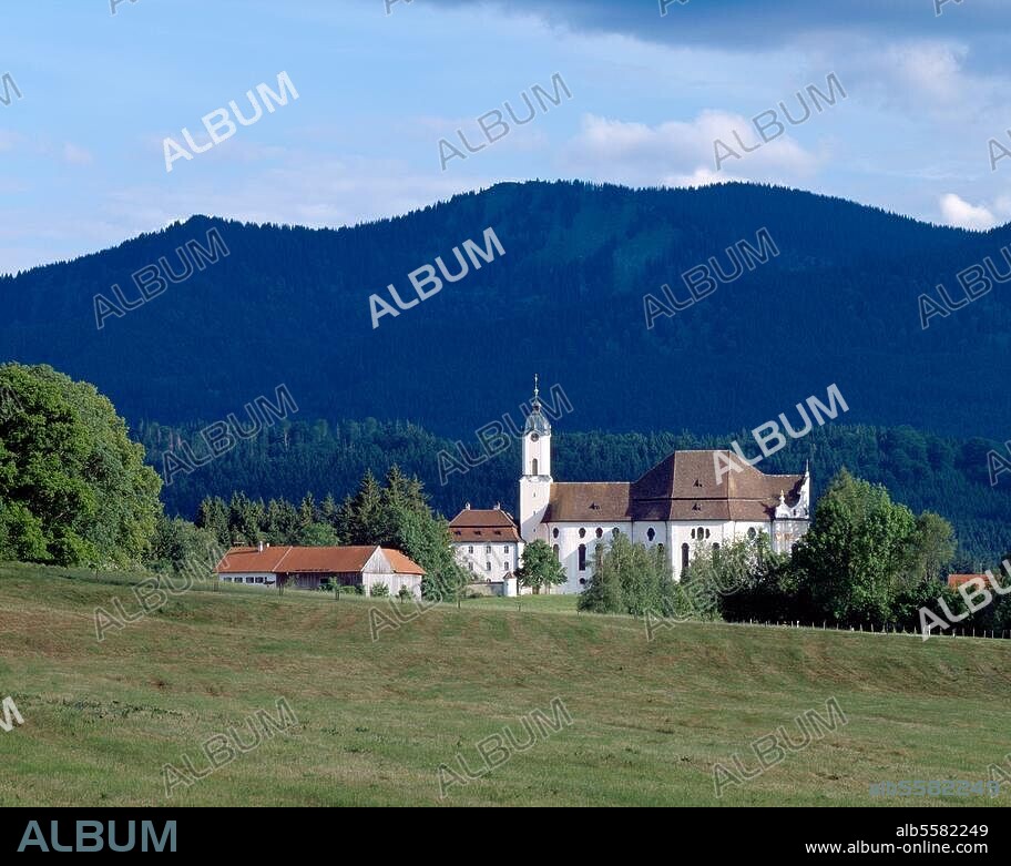 Wies bei Steingaden (Oberbayern), Die Wies - Wallfahrtskirche zum gegeißelten Heiland. (erb. 1745-54; Arch.: Dominikus Zimmermann; Stuck und Ausmalung: Johann Baptist Zimmermann). Gesamtansicht von Norden. Foto.