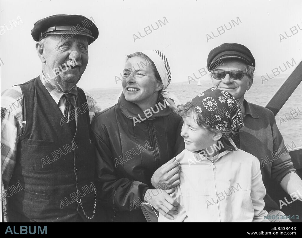 Fjällbacka - Bohuslän - 1964-07-15 - Ingrid Bergman och Isabella Rossellini på väg till Dannholmen tillsammans med Lars Schmidt - *** Local Caption *** GT -. KAMERAREPORTAGE.