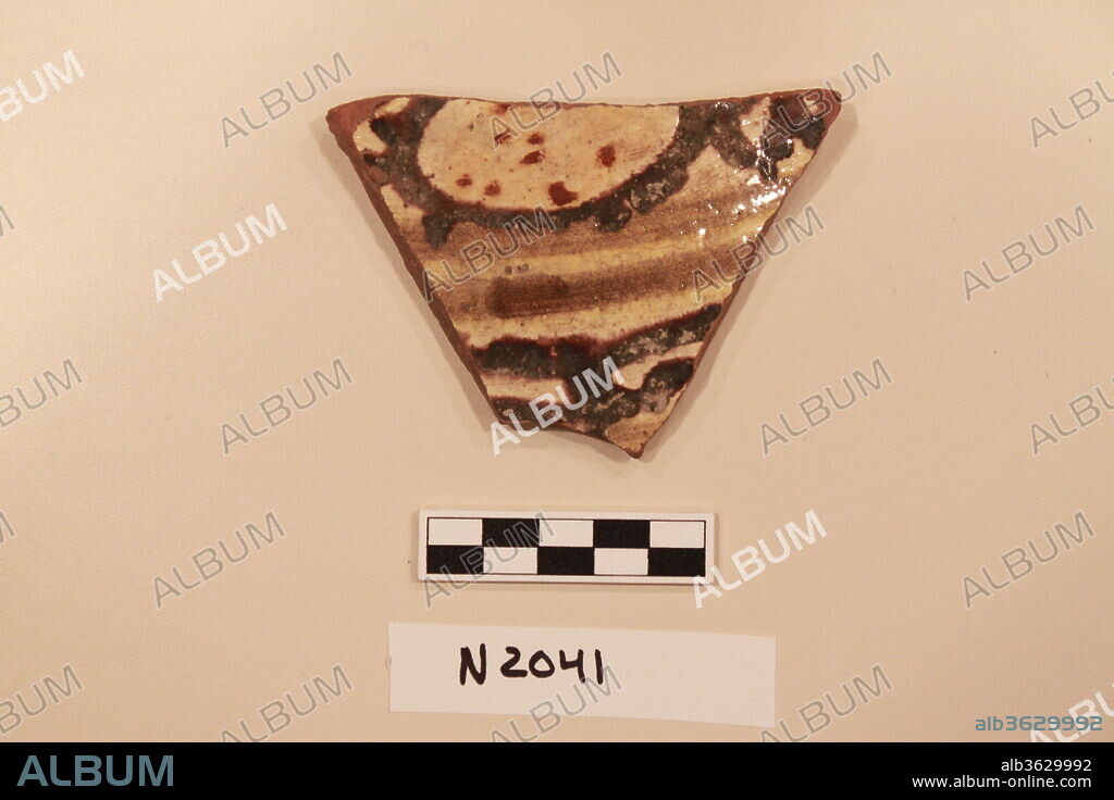 Ceramic fragment. Dimensions: 9.26 cm x 6.46 cm. Date: 8th-12th century.