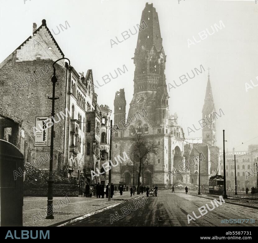 TONY VACCARO (PHOTOGRAPHE). Berlin-Charlottenburg, Kaiser-Wilhelm-Gedächtniskirche. (Église du souvenir). (construite en 1891-95 par F. Schwechten; détruite pendant la guerre). - Vue de l'église en ruines. Photo, hiver 1948/49.