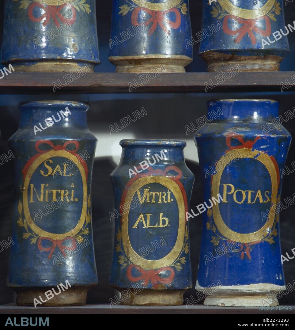 ALBARELOS o TARROS. Tipo de cerámica utilizada en la Edad Media en las farmacias. De forma cilíndrica, era empleada para guardar plantas, minerales y compuestos medicinales. Museo Municipal de Llívia. Provincia de Girona. Comarca de La Cerdanya. Cataluña.