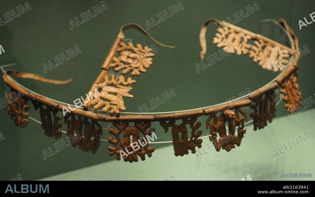 Edad del Hierro. MESETA DE UKOK. CULTURA PAZYRYK (Escitas). Siberia Suroccidental. Pechera de un caballo. Materiales: Madera y cuero. Siglos IV-V a. C. Ajuar funerario de la Necrópolis de Pazyryk. Turkan o Túmulo I. Museo del Hermitage (The State Hermitage Museum). San Petersburgo.