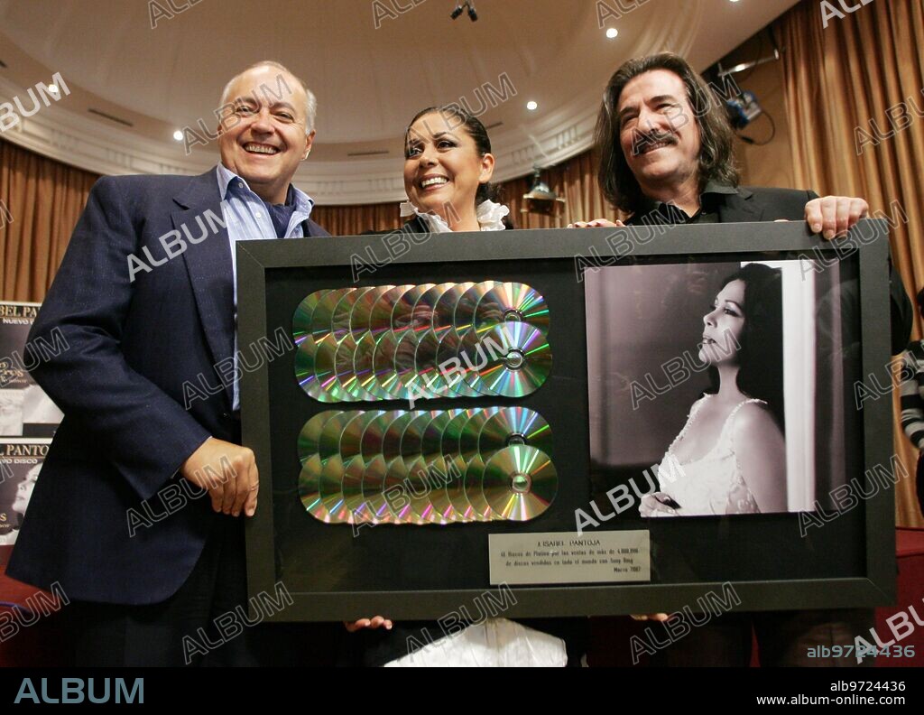 Madrid, 03/15/2007. Isabel Pantoja receives 40 Platinum Records in Madrid for selling more than 4 million albums in her career. Photo: Ángel de Antonio ARCHDC.