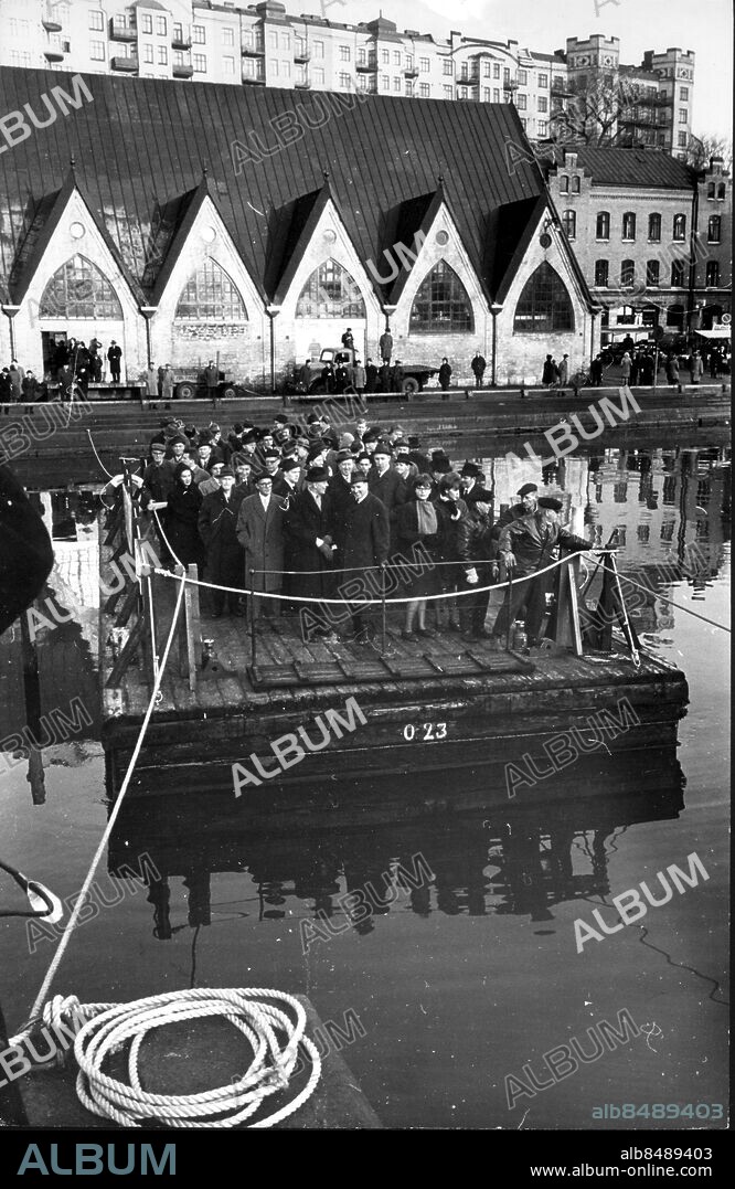 Göteborg 1940 - tal. personfärja över rosenlundskanalen från Feskekyrkan, fiskekyrkan. Kålles Färja ?. foto: Thure Christiansson *** Local Caption *** . Thure Christiansson.