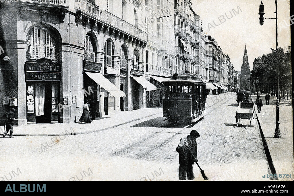 Electric tram running through the Hernani street in San Sebastián, 1900.
