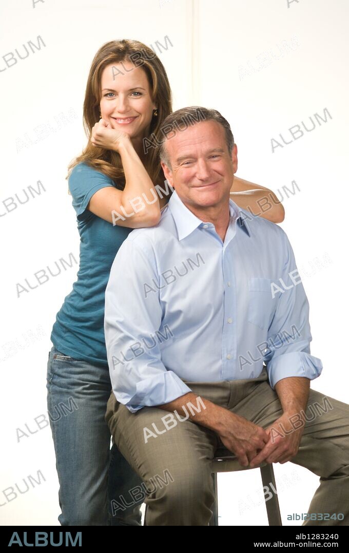 KELLY PRESTON and ROBIN WILLIAMS in OLD DOGS, 2009, directed by WALT BECKER. Copyright WALT DISNEY PICTURES.