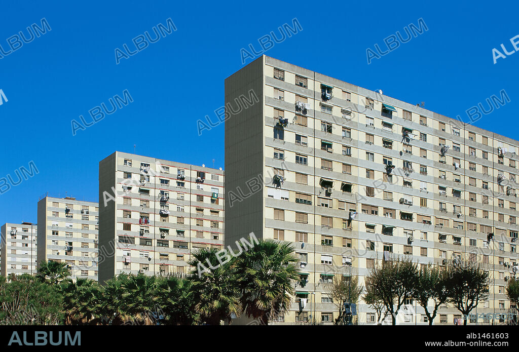 CATALUÑA. L'HOSPITALET DE LLOBREGAT. Edificios del barrio de Bellvitge, cuyos primeros bloques comenzaron a construirse en el verano de 1964 en la zona que corresponde a la actual calle de la Ermita. Comarca del Barcelonès. Provincia de Barcelona.
