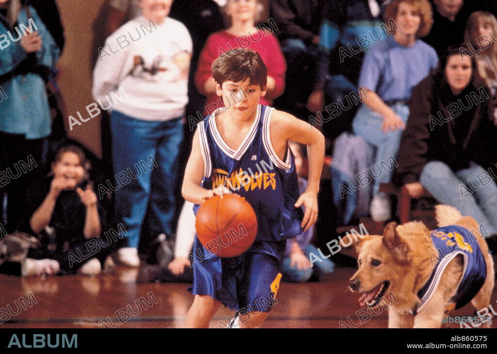 KEVIN ZEGERS in AIR BUD, 1997, unter der Regie von CHARLES MARTIN SMITH. Copyright WALT DISNEY PRODUCTIONS.