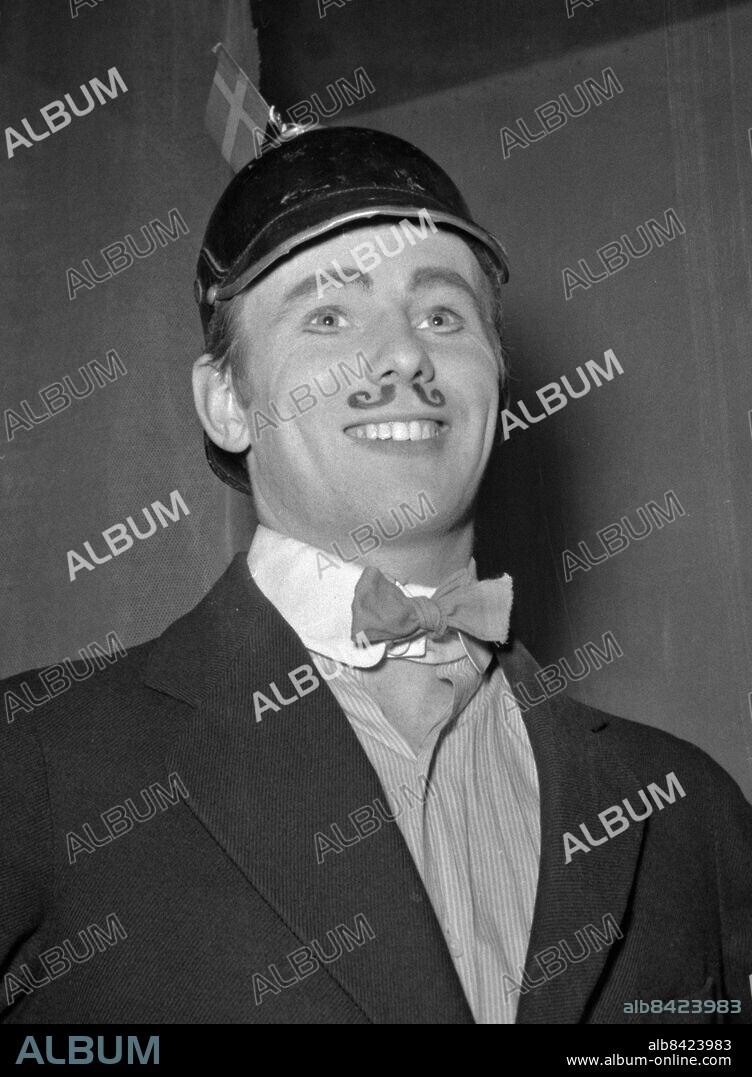 Göteborg 1956-03-14 - Rollporträtt Atelierteatern vid Kungstorget - Pjäsen heter: Andersson, Pettersson och Lundström - här skådespelaren Tage Severin - *** Local Caption *** Box bildsidor 1954-1959. Foto: Arne Alfredsson. KAMERAREPORTAGE.