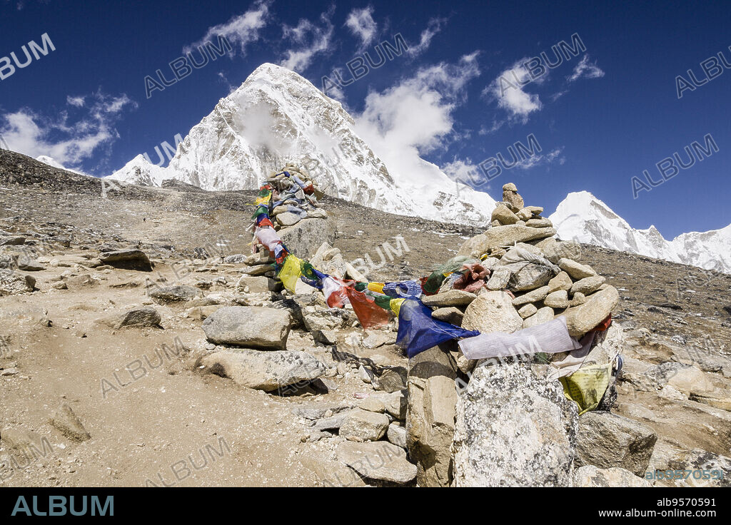 banderines de oracion en el ascenso al Kala Patthar 5550mts .glaciar de Khumbu.Sagarmatha National Park, Khumbu Himal, Nepal, Asia.