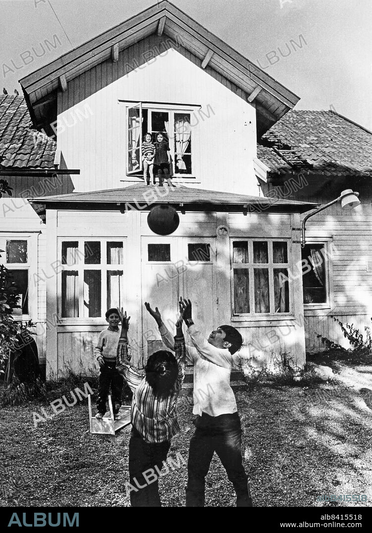 TUNGELSTA 1969-10-12. ORIGINALBILDTEXT: . I somras bodde en finsk zigenarfamilj, tre vuxna och sju barn, i ett tvåmanstält utanför kulturhuset i Tungelsta. De var i trängande behov av bostad. Åke Rhudin, styrelseledamot i Västerhaninge teaterförening, som disponerade huset, lät familjen flytta in. Kommunen var emot inflyttningen. Huset fick inte användas som bostad. Det gick utanför teaterföreningens verksamhet. Föreningens ordförande Gert Odeltorp har nu avgått ur styrelsen. Kommunen har accepterat att familjen bor i huset och har upprättat hyreskontrakt med dem.. Foto: Lennart Isaksson / DN / TT / Kod: 27. ** SvD OUT **.