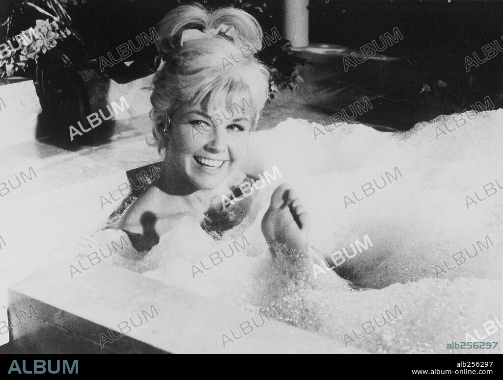 DORIS DAY en APÁRTATE, CARIÑO, 1963 (MOVE OVER, DARLING), dirigida por MICHAEL GORDON. Copyright 20TH CENTURY FOX.