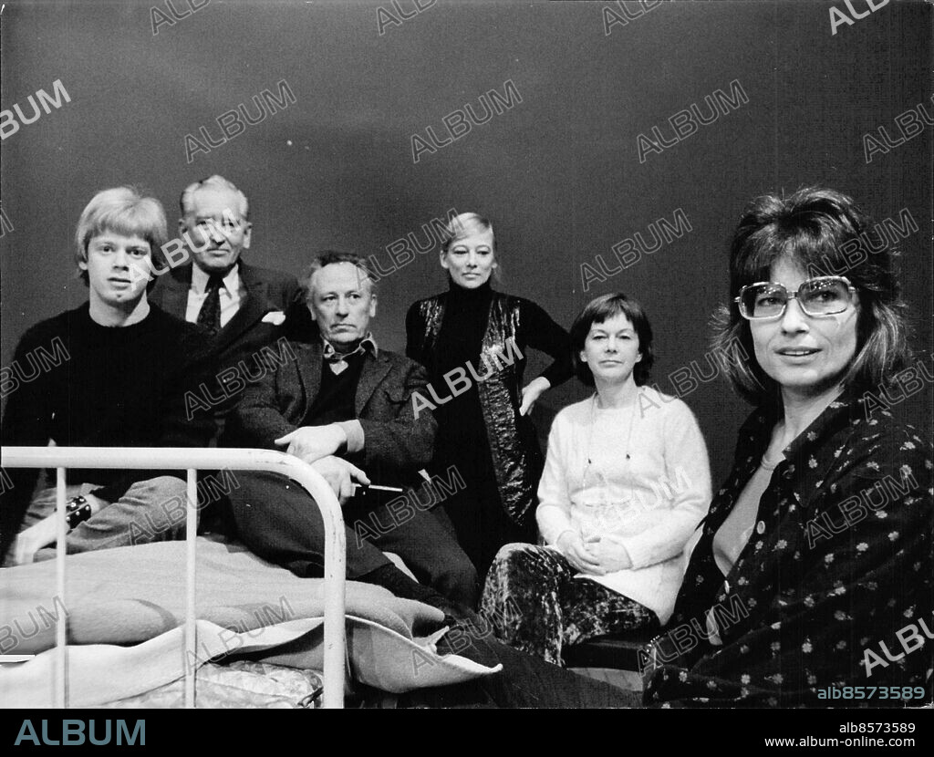 ARKIV 1973-02-01. Skådespelerskan och regissören Gunnel Lindblom framför skådespelarna fr v: Göran Järvefelt, Lauritz Falk, Ulf Johansson, Gunilla Palmstierna-Weiss och Anita Björk i samband med presentationen av en teaterpjäs om Gustaf Fröding på Dramaten i Stockholm 1:a februari 1973. Gunnel Lindblom gör gör sin regidebut med pjäsen om Gustav Fröding som uppförs i slutet av mars på målarscenen som då återinvgs efter ombyggnad.. Foto: Owe Sjöblom / SvD / SCANPIX / Kod: 11014.