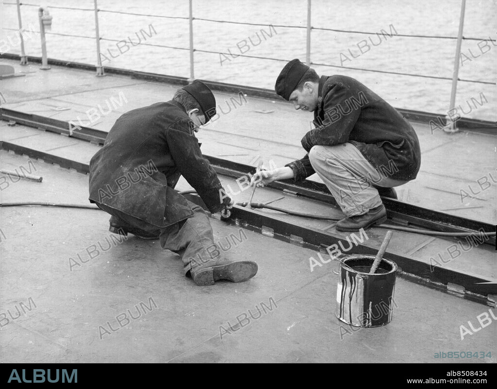 Hårsfjärden 1952-05-15. HMS Göta Lejon rustas upp och målas om inför högtidligheter och kungaparets resa till Finland. Foto: SvD / TT / kod 12014.