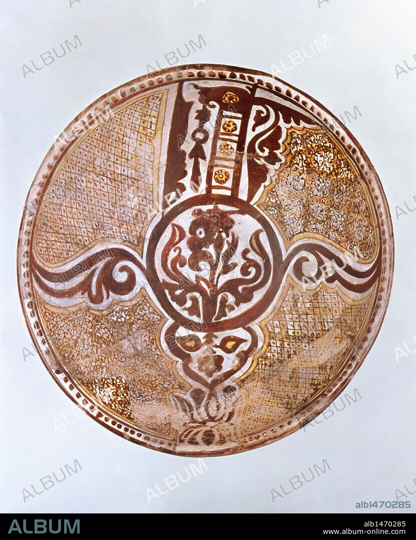 ARTE ISLAMICO. PERIODO ABBASI. IRAK. CERAMICA decorada con motivos geométricos. Pieza procedente de SAMARRA, ciudad que fue residencia temporal del Califato Abbasí entre 836-881. Fechada en el s. IX.