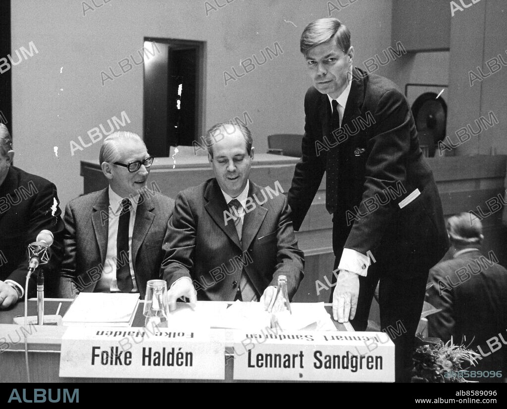 Stockholm 1971-11-13. Folke Halden, SAF, Lennart Sandgren och TCO ordförande Lennart Bodström vid TCO:s utbildningsdagar. Foto: Jan Björsell / SvD / TT / kod 12014.