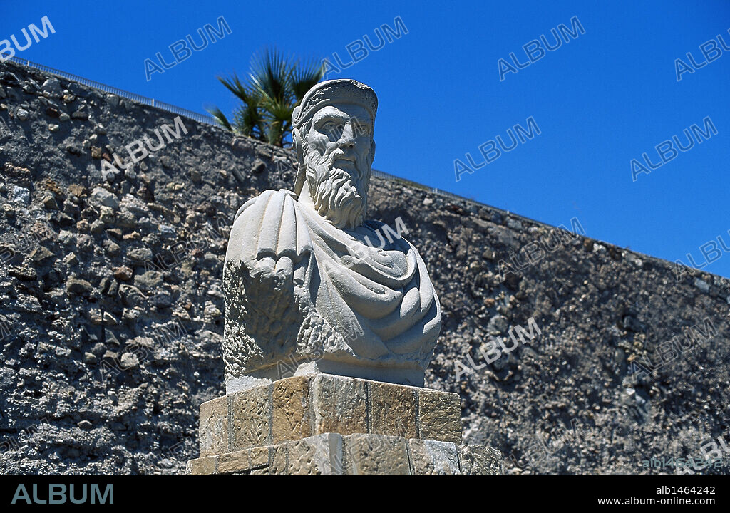 Asdrúbal el Bello (270-221 a. C.). Político y general cartaginés y gobernador de Iberia. En el 225 a. C, fundó la ciudad de Qarts Hadasht, llamada posteriormente Carthago Nova por los romanos y la actual Cartagena. Busto de Asdrúbal, obra del escultor Manuel Ardil Pagán (n.1940). Parque Torres. Cartagena. Región de Murcia. España.