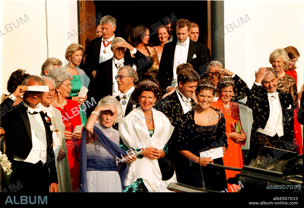 1999-09-11 - Brudparet Friherrinnan Christina-Louise (Tina) Silfverschiöld och Hans de Geer på Koberg med hela kungafamiljen - *** Local Caption *** The Swedish Royal Family. LISA THANNER.