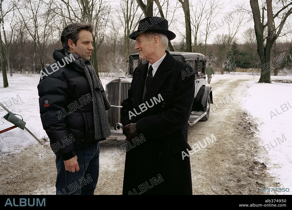 PAUL NEWMAN and SAM MENDES in ROAD TO PERDITION (2002), directed by SAM MENDES. Copyright DREAMWORKS PICTURES/TWENTIETH CENTURY FOX / DUHAMEL, FRANÇOIS.