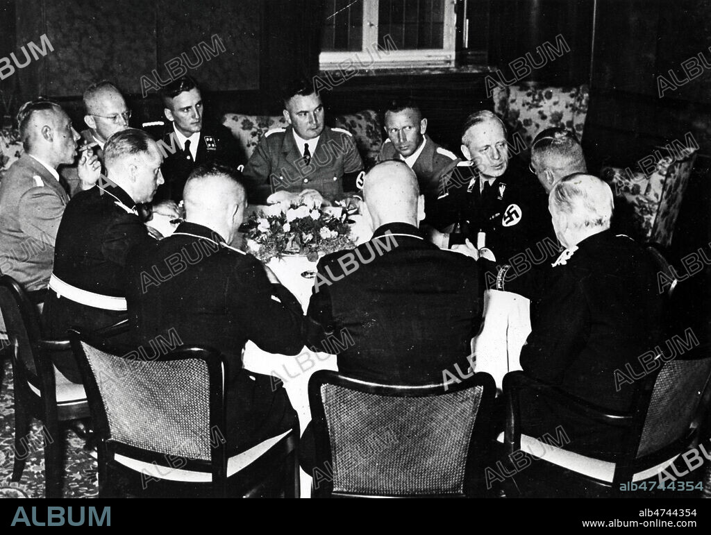 Congres annuel de Nuremberg en 1938 : RIBBENTROP (1893-1946) entoure des membres du parti nazi. Photographie de septembre 1938. Credit : Collection NBL/KHARBINE-TAPABOR.