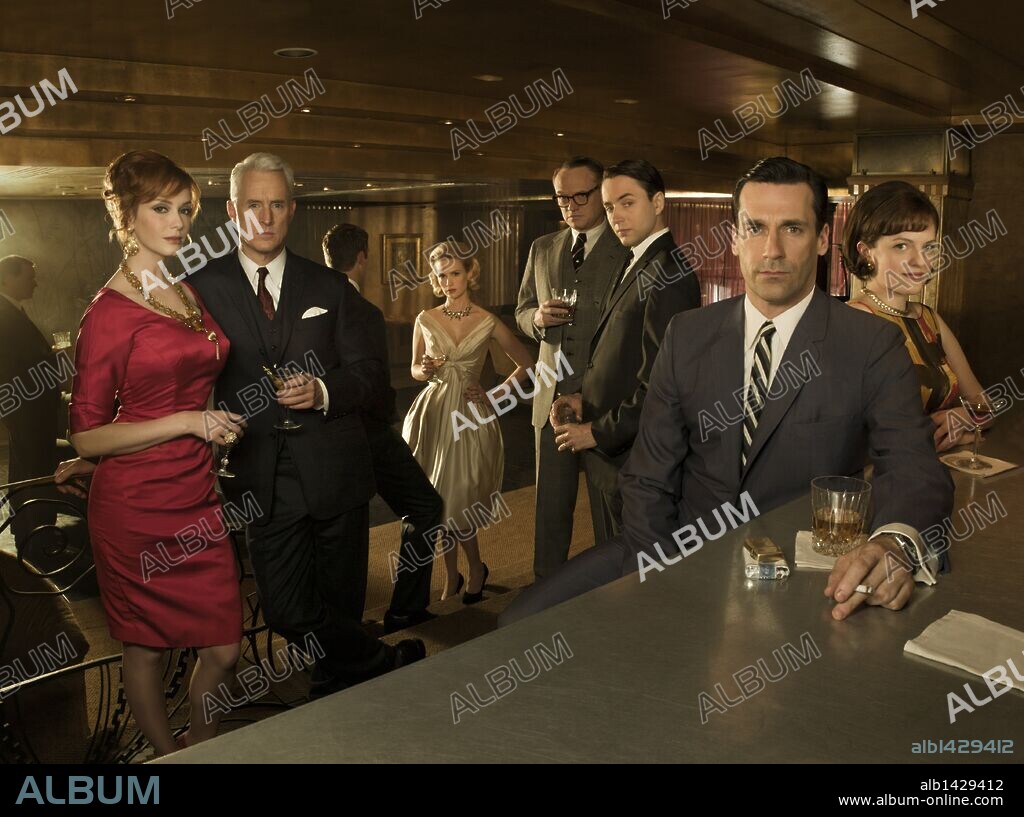 CHRISTINA HENDRICKS, ELISABETH MOSS, JOHN SLATTERY, JON HAMM and VINCENT KARTHEISER in MAD MEN, 2007, directed by TIM HUNTER. Copyright AMERICAN MOVIE CLASSICS (AMC)/RADICAL MEDIA.