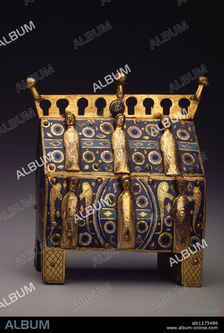 Arqueta relicario de alma de madera y cubierta con láminas de cobre esmaltado con la técnica del excavado, procedente del taller de Limoges. S. XIII, hacia 1230. Procedente del convento de San Marcos, León.
