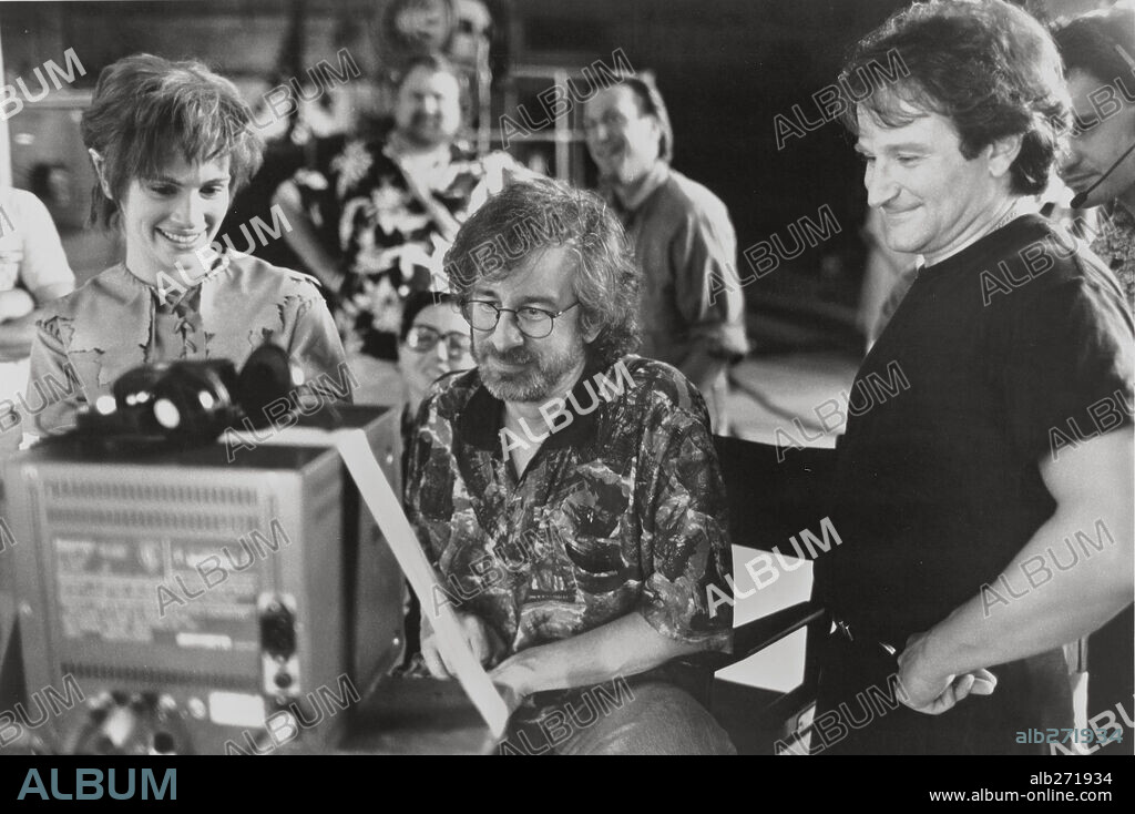JULIA ROBERTS, ROBIN WILLIAMS and STEVEN SPIELBERG in HOOK, 1991, directed by STEVEN SPIELBERG. Copyright COLUMBIA TRI STAR.