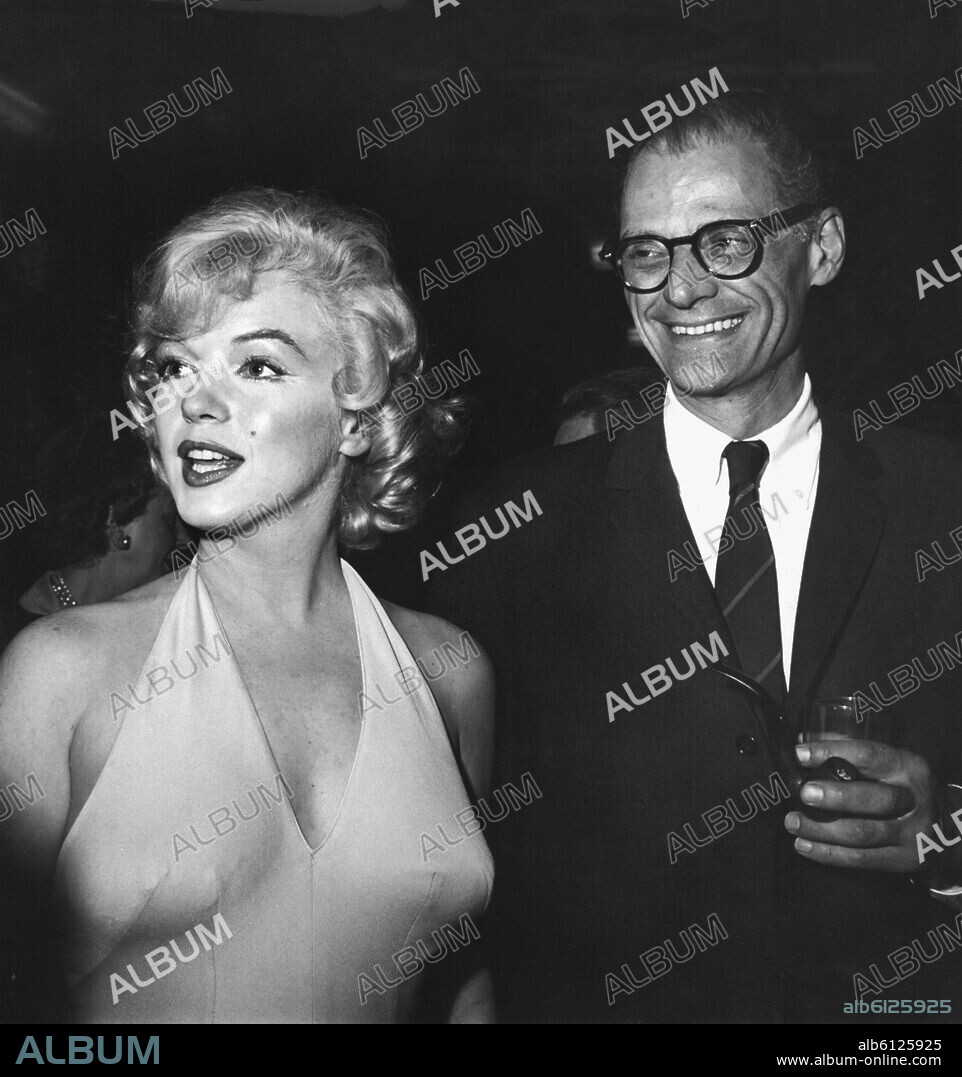 ARTHUR MILLER und MARILYN MONROE. Die US-amerikanische Schauspielerin Marilyn Monroe mit ihrem Ehemann, dem Dramatiker Arthur Miller, mit dem sie von 1956-1961 in zweiter Ehe verheiratet war. Undatierte Aufnahme. 30/11/1999