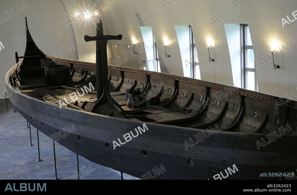 Barco de Gokstad. Embarcación funeraria, fechada en el año 890. Hallado en Sanderfjord, Vestfold. Madera de roble. Museo de Barcos Vikingos. Oslo. Noruega.