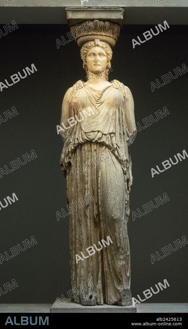 ARTE GRIEGO. GRECIA. ERECTHEION. TRIBUNA DE LAS CARIATIDES. Detalle de una de las KORAIS o doncellas del pandroseión. La tribuna fué añadida al templo en el 400 a. C. British Museum. Londres. Reino Unido.
