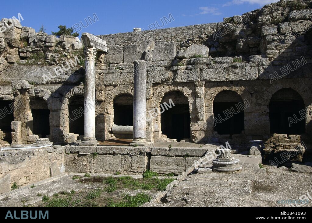 ARTE GRIEGO. GRECIA. RUINAS DE CORINTO. Vista de la FUENTE DE PIRENE, situada en al ángulo nororiental del ágora. Se utilizó desde los orígenes de la ciudad hasta la época bizantina. Su aspecto actual se remonta al s. II, cuando Herodes Atico abrió los tres ábsides laterales. Las seis pilas para el agua parten de las ARCADAS del fondo. Provincia de Korinthia. Región del Peloponeso. Grecia.