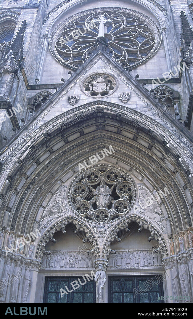 HEINS / LA FARGE. CATEDRAL NEOGOTICA - DETALLE DE UNA DE LAS PORTADAS - GABLETE Y ROSETON - S XIX.