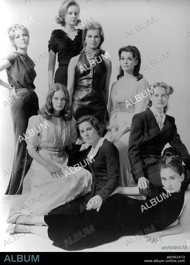 CANDICE BERGEN, ELIZABETH HARTMAN, JESSICA WALTER, JOAN HACKETT, JOANNA PETTET, KATHLEEN WIDDOWES, MARY-ROBIN REDD and SHIRLEY KNIGHT in THE GROUP, 1966, directed by SIDNEY LUMET. Copyright UNITED ARTISTS.